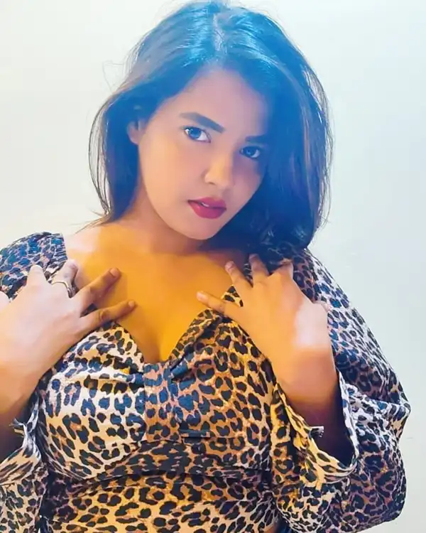 Sakshi vip call girls in Surat